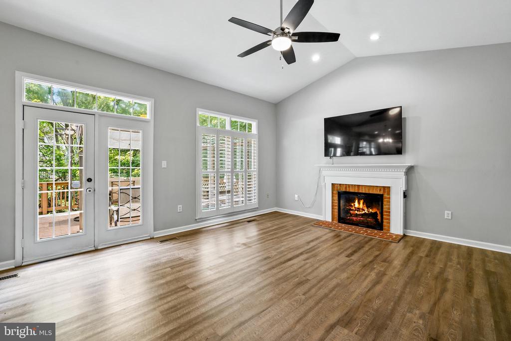 408 Tudor Ct NE