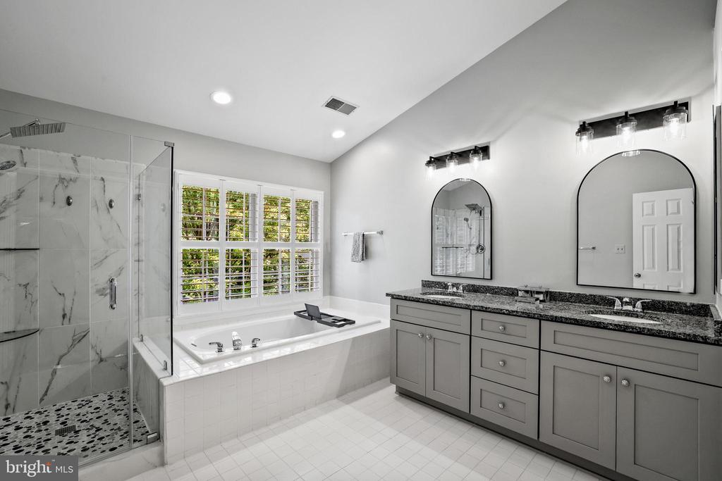 408 Tudor Ct NE