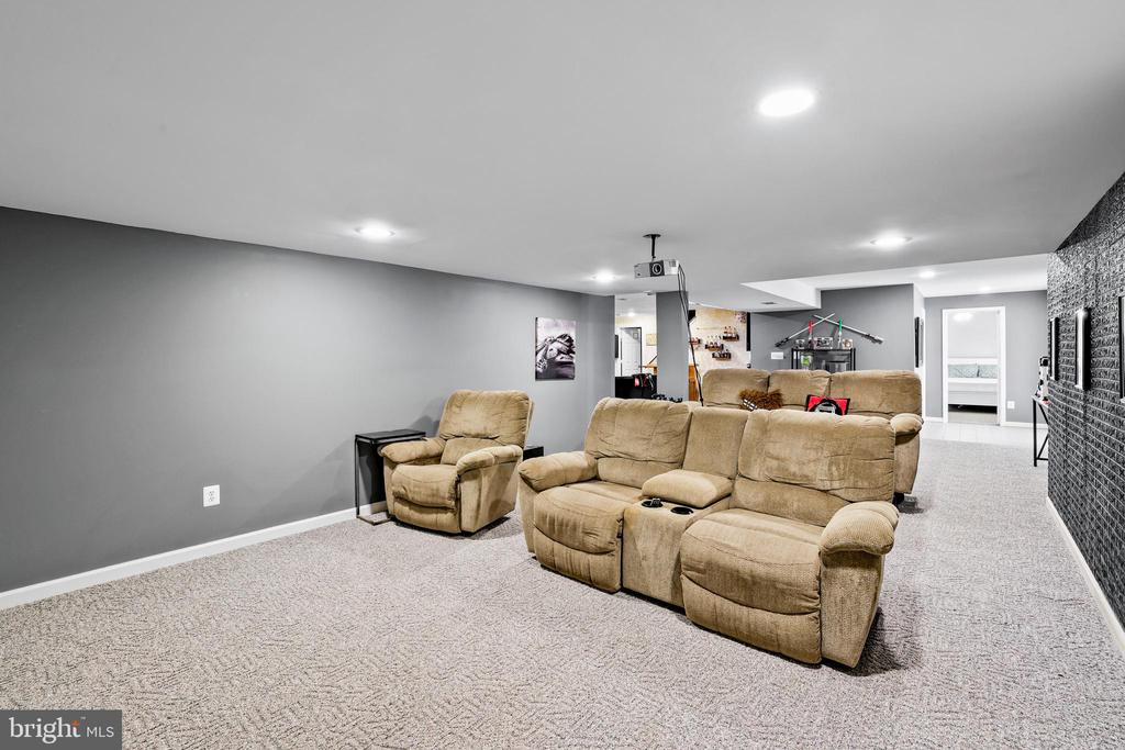 408 Tudor Ct NE