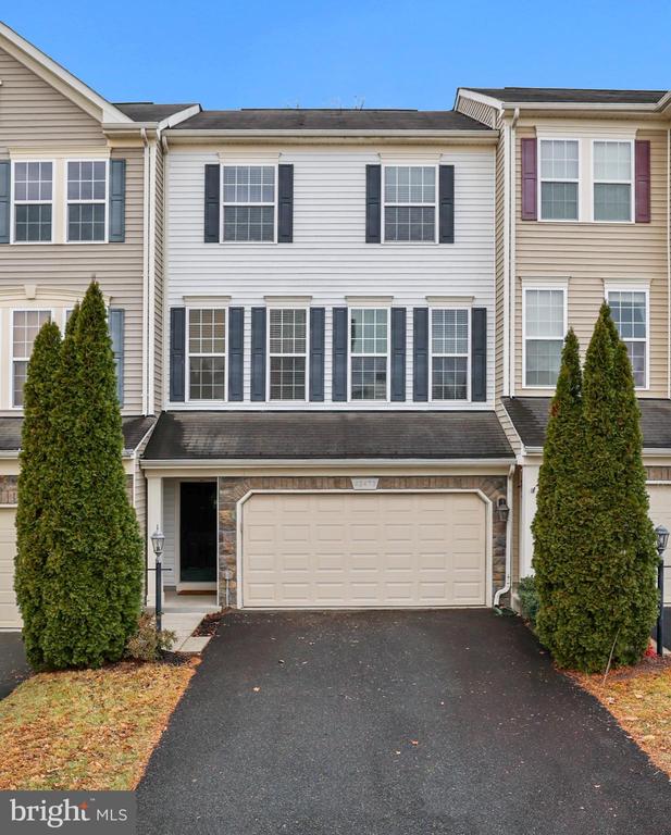 42473 PATRICK WAYNE SQUARE