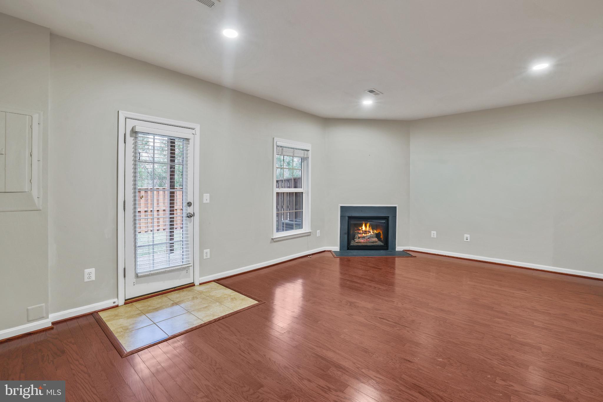 42473 PATRICK WAYNE SQUARE