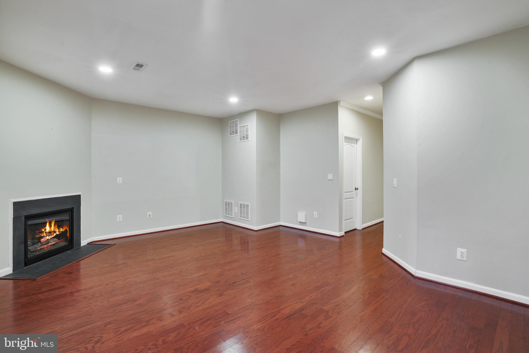 42473 PATRICK WAYNE SQUARE