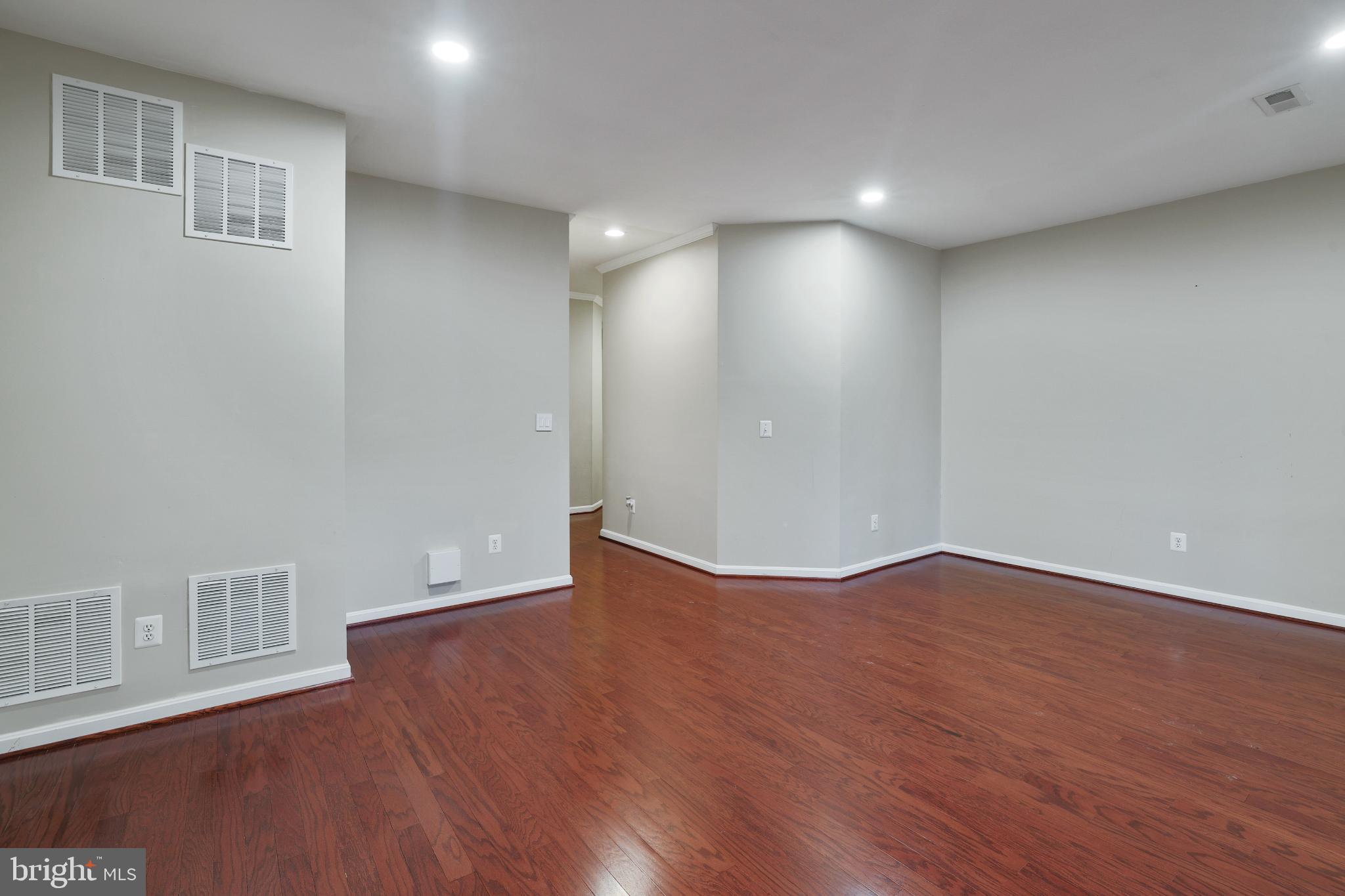 42473 PATRICK WAYNE SQUARE