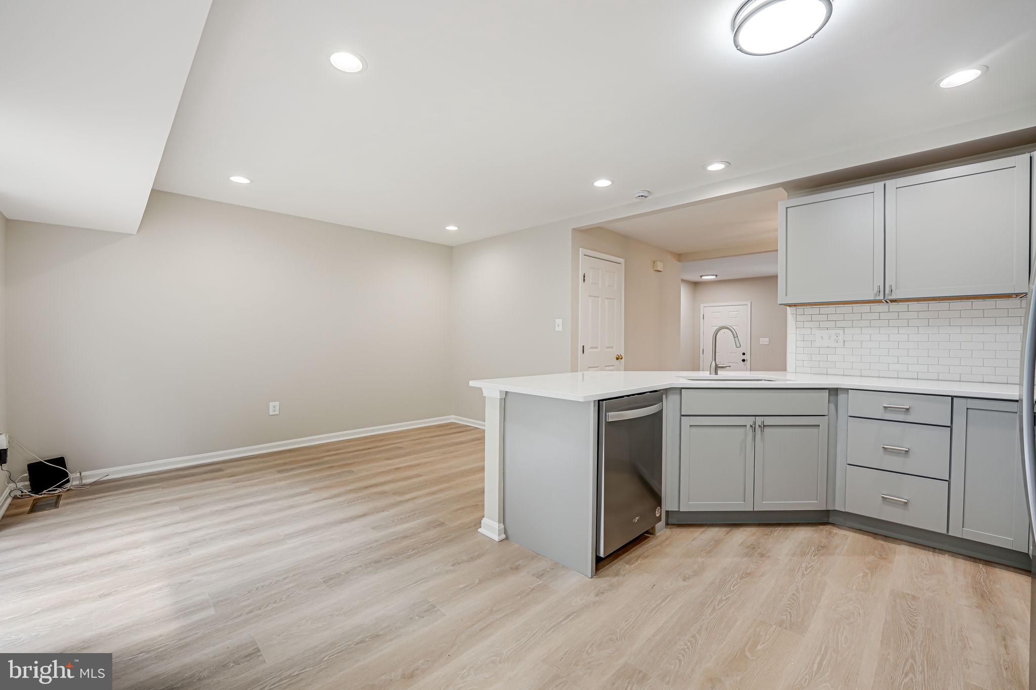 6952 Village Stream Pl