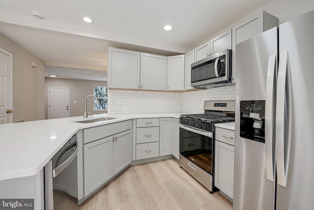 6952 Village Stream Pl
