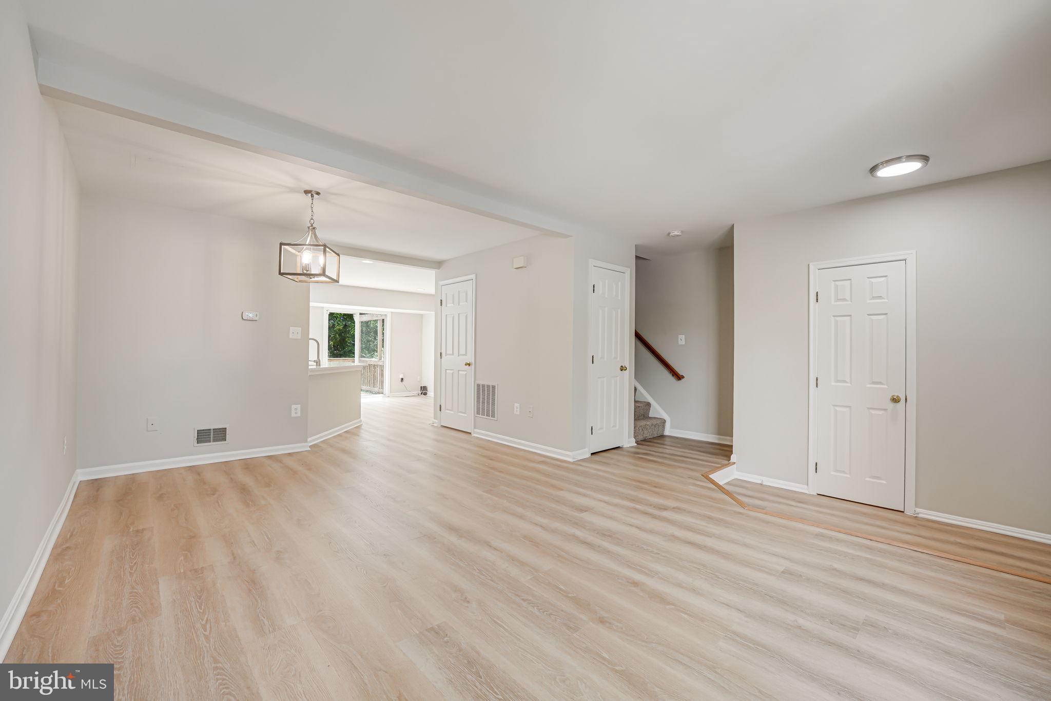 6952 Village Stream Pl