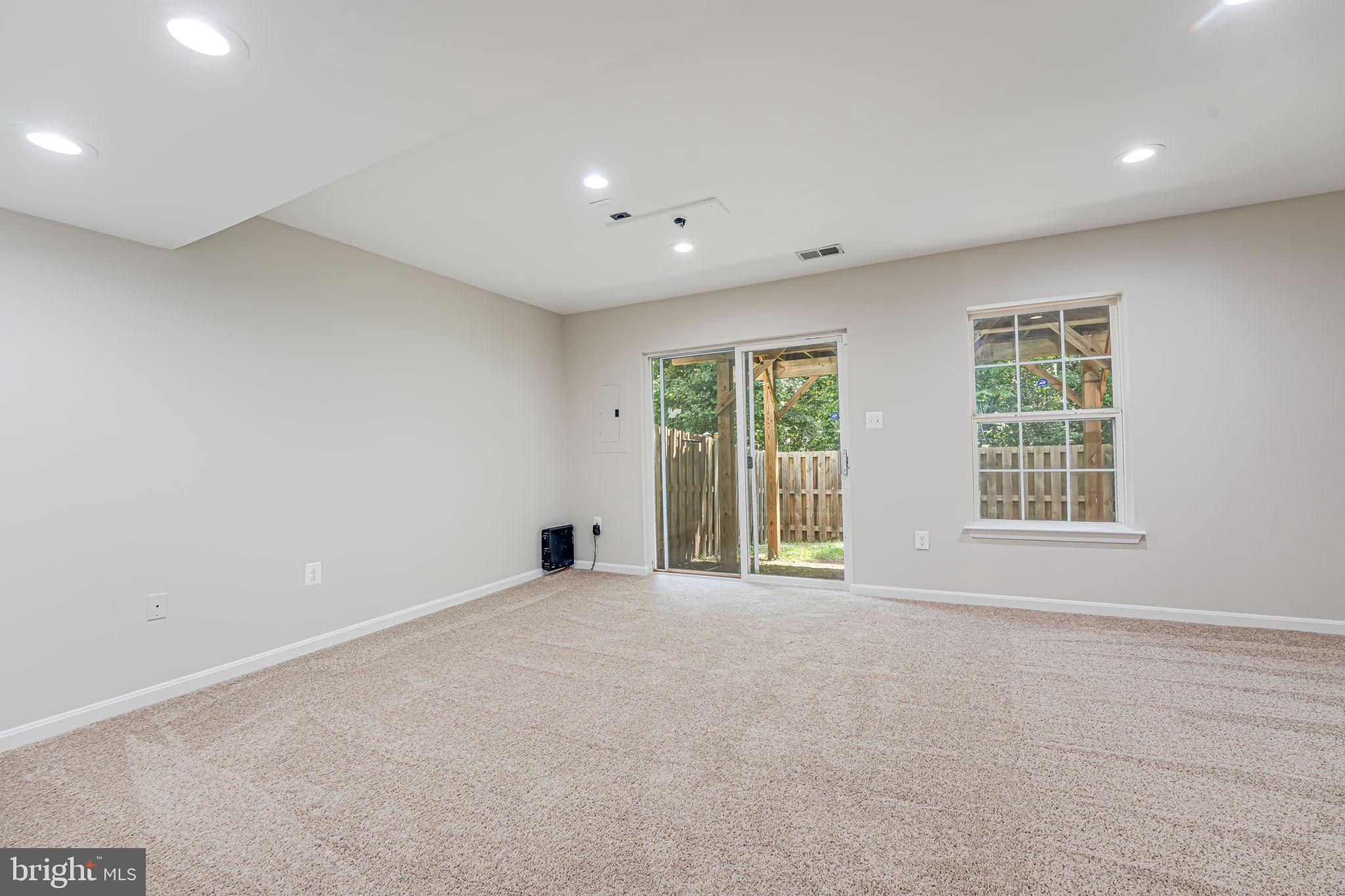 6952 Village Stream Pl
