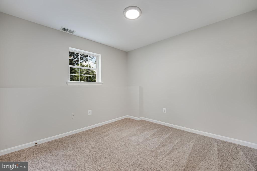 6952 Village Stream Pl