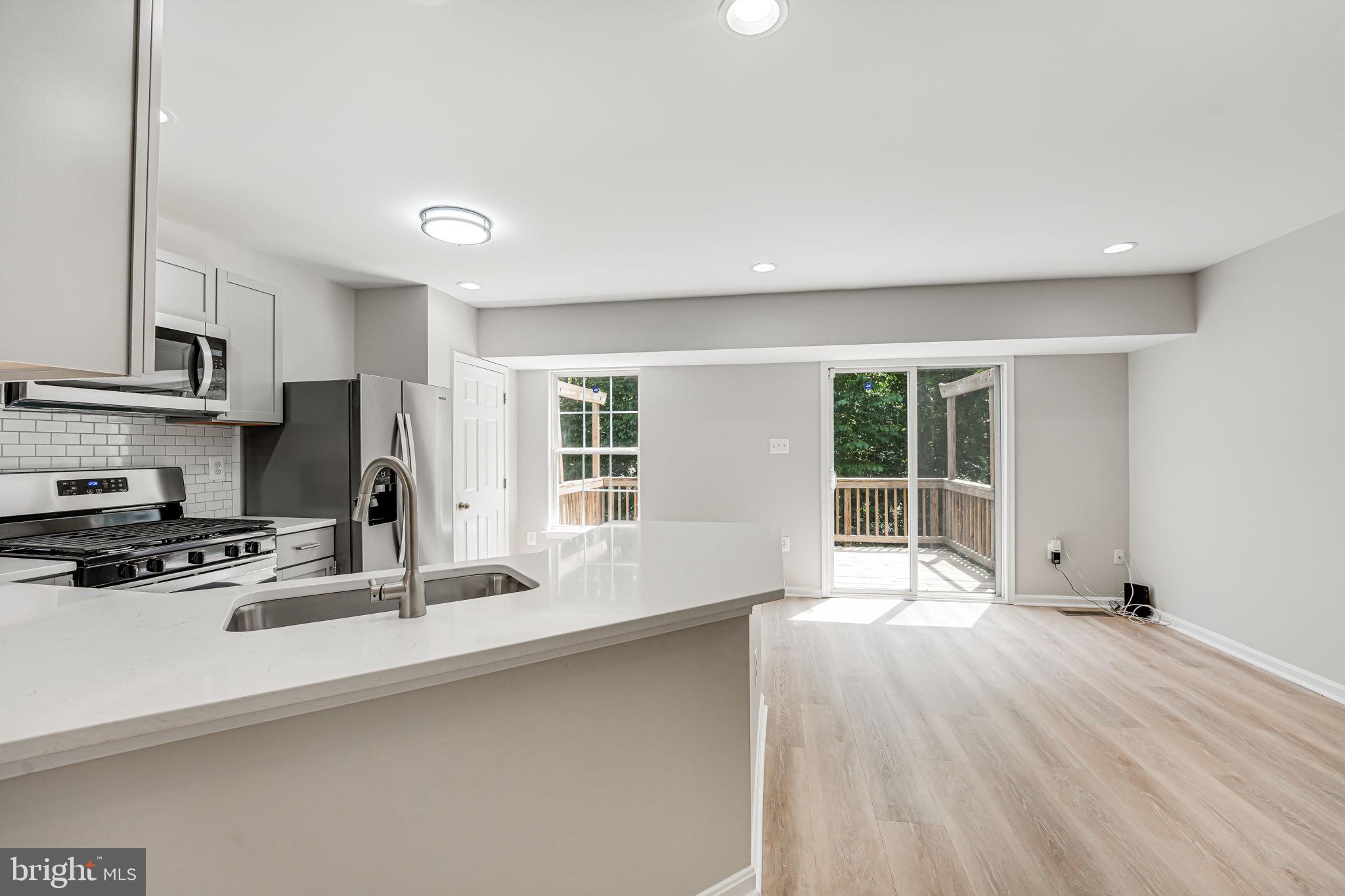 6952 Village Stream Pl
