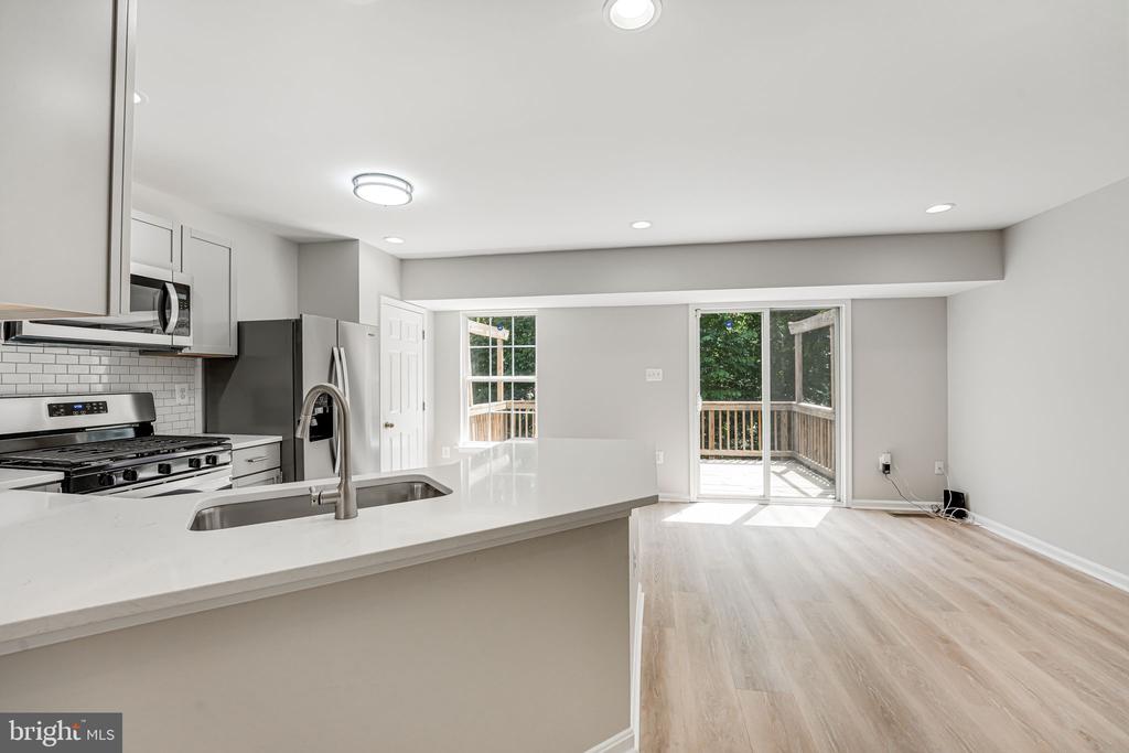 6952 Village Stream Pl