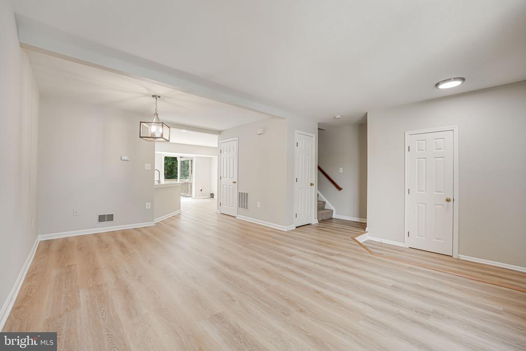 6952 Village Stream Pl