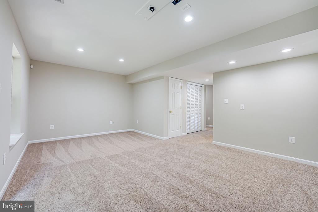 6952 Village Stream Pl