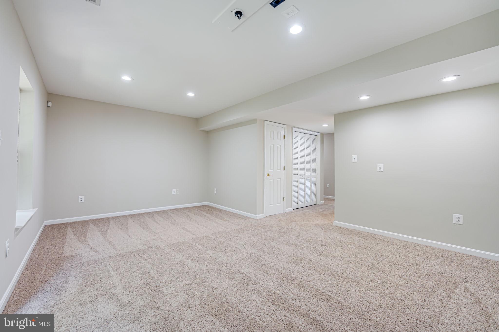 6952 Village Stream Pl