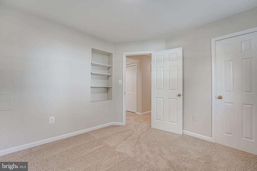 6952 Village Stream Pl