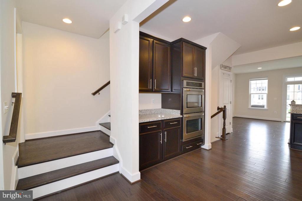 10684 VIEWMONT LANE