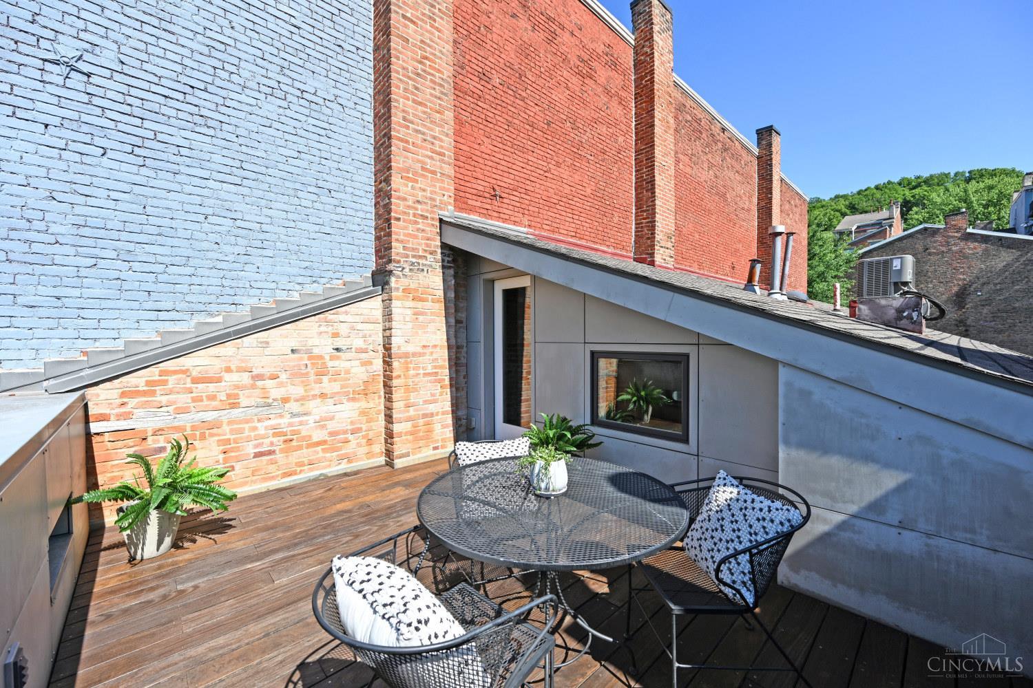 402 Liberty Hill