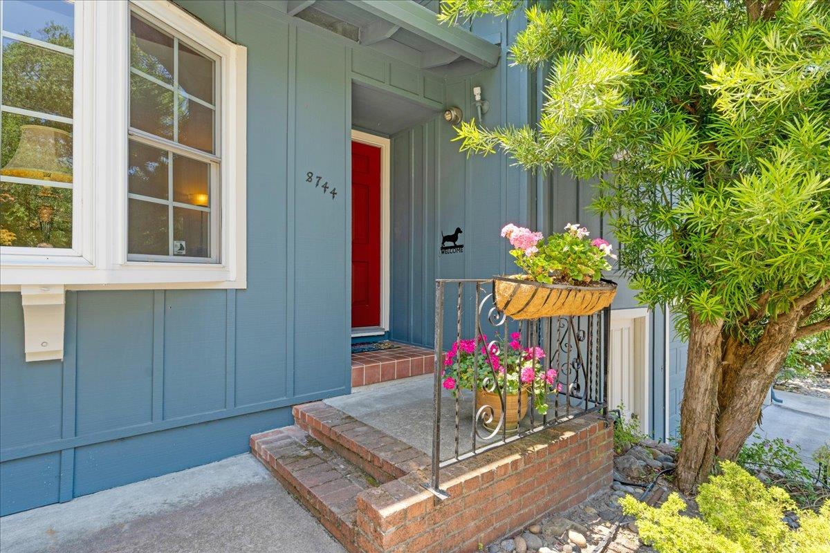 8744 Hihn RD