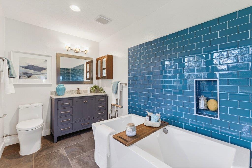 2203 Quail Hollow Road