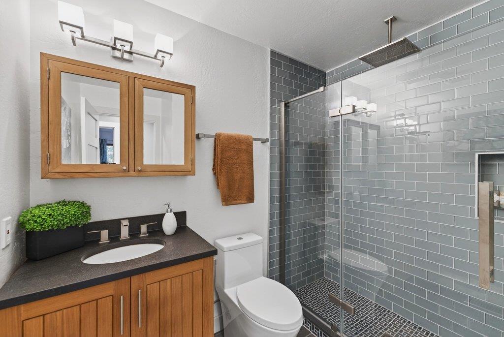 2203 Quail Hollow Road