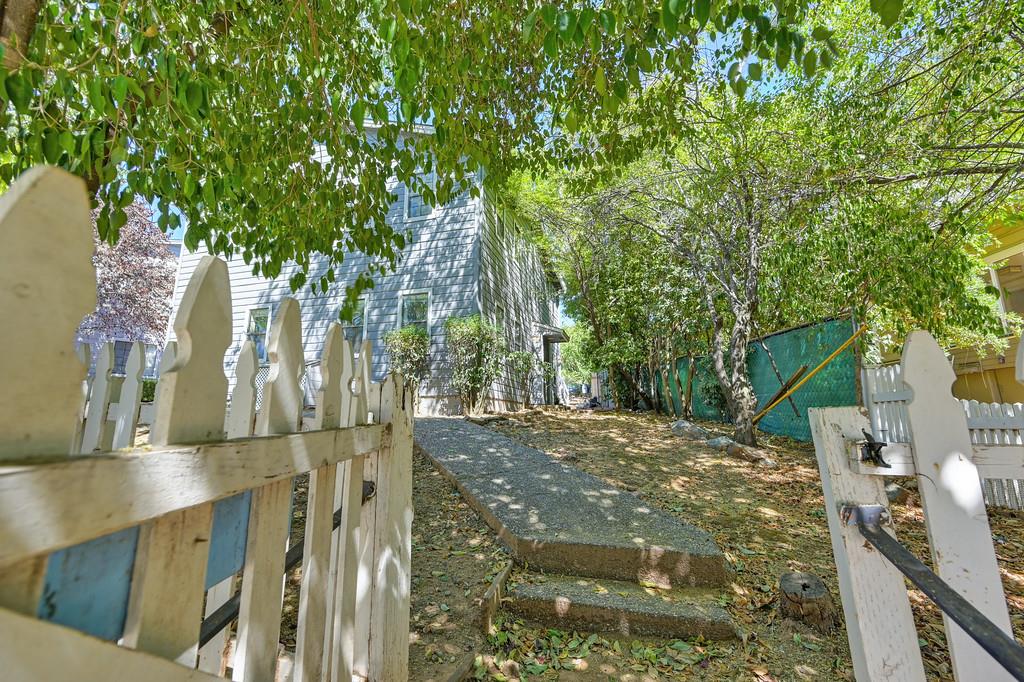 160 Huntley AVE