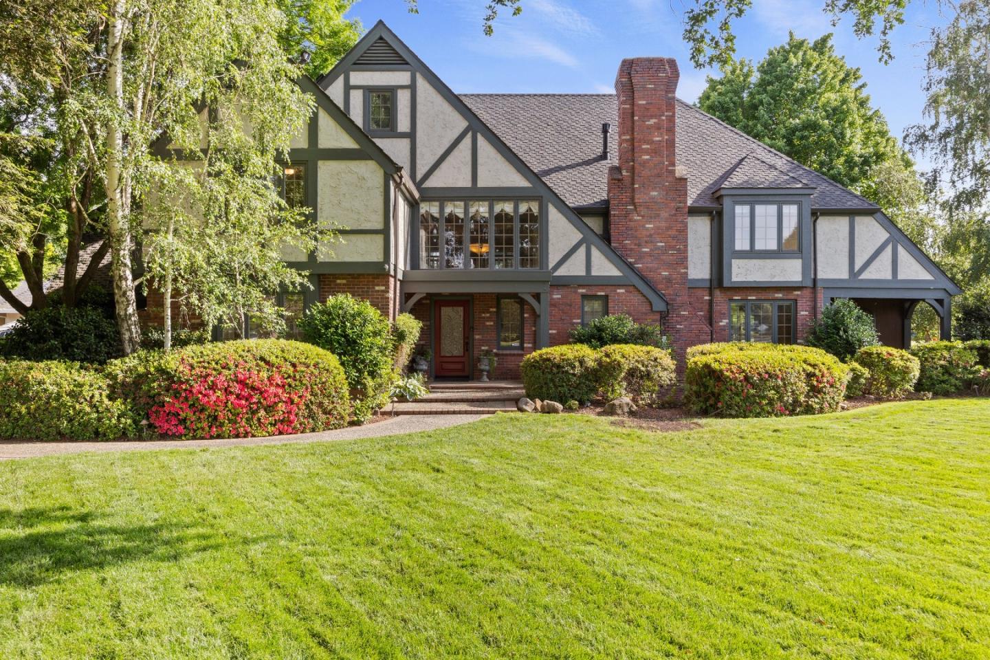 10 Fairway DR