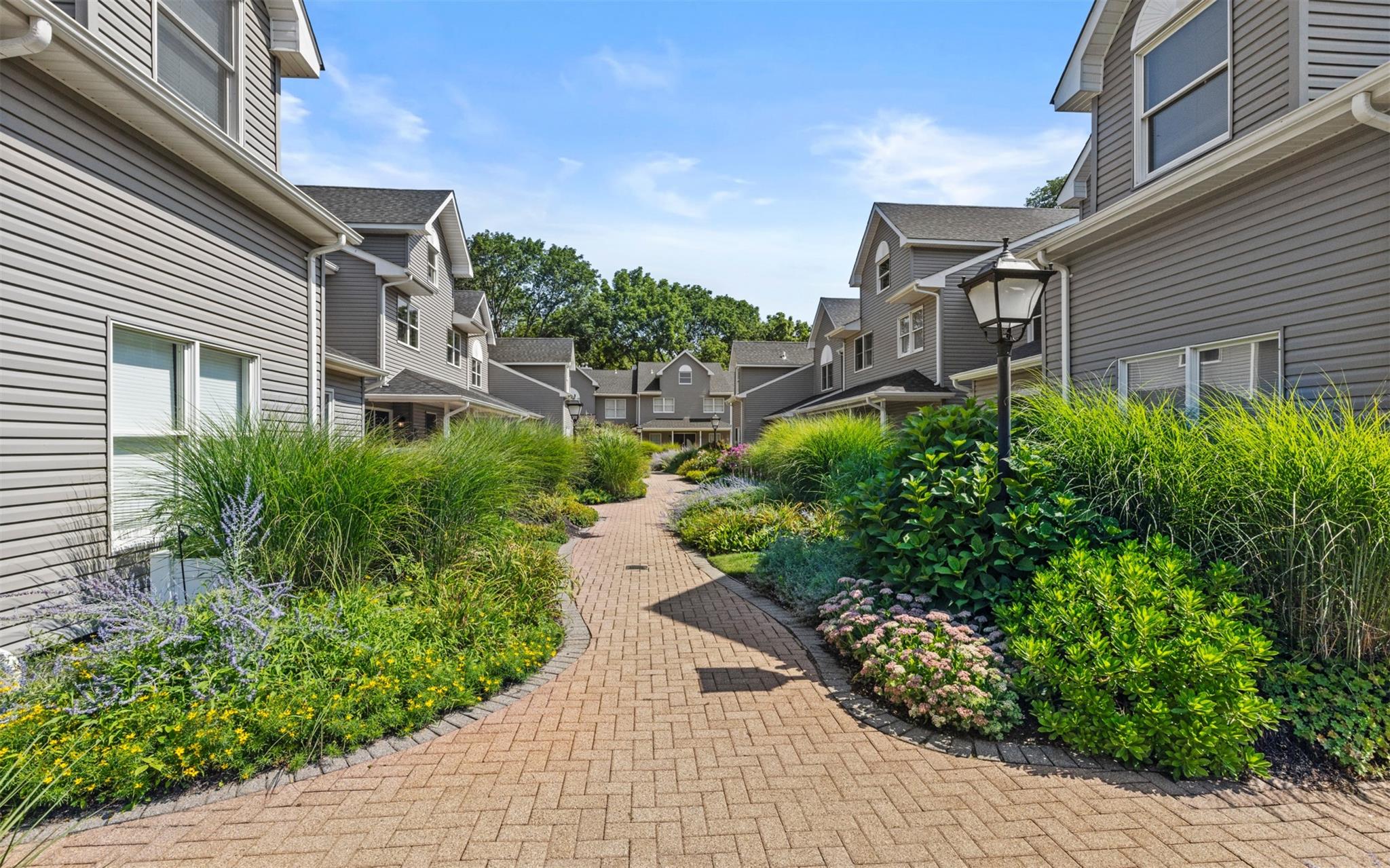 10 Courtyard Circle