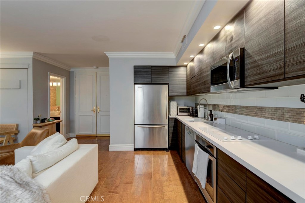 1131 Alta Loma Road 221