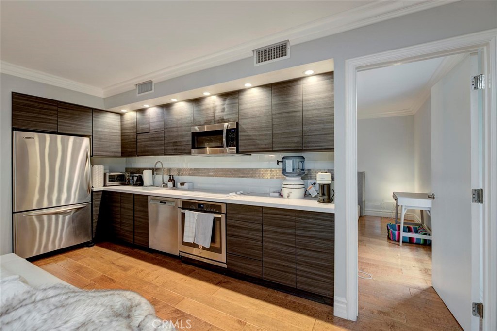 1131 Alta Loma Road 221