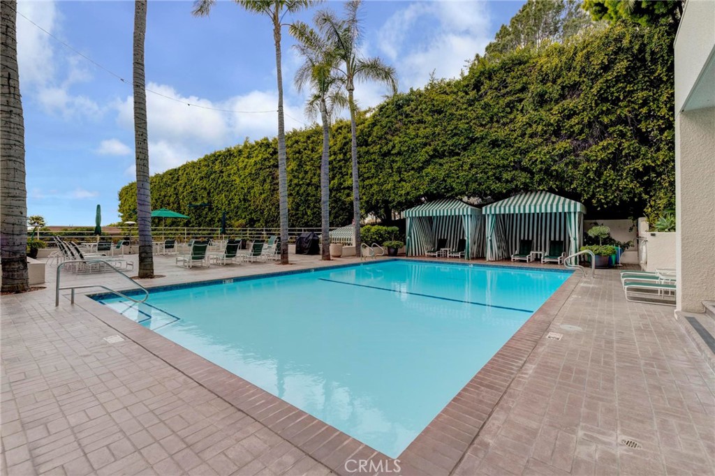 1131 Alta Loma Road 221