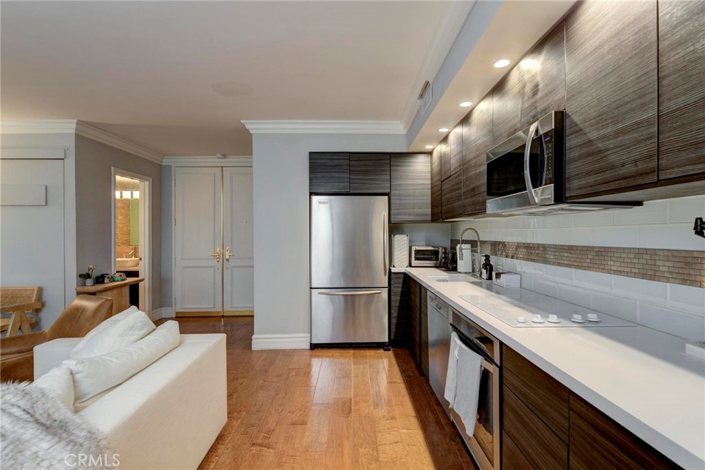 1131 Alta Loma Road 221