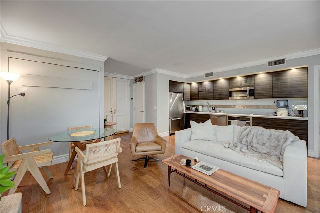 1131 Alta Loma Road 221