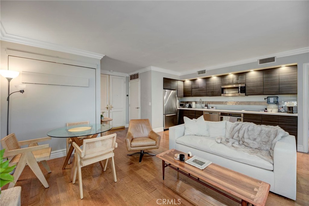 1131 Alta Loma Road 221