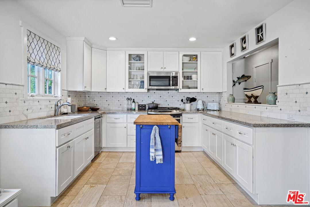 6712 Portshead Rd Unit: Cottage