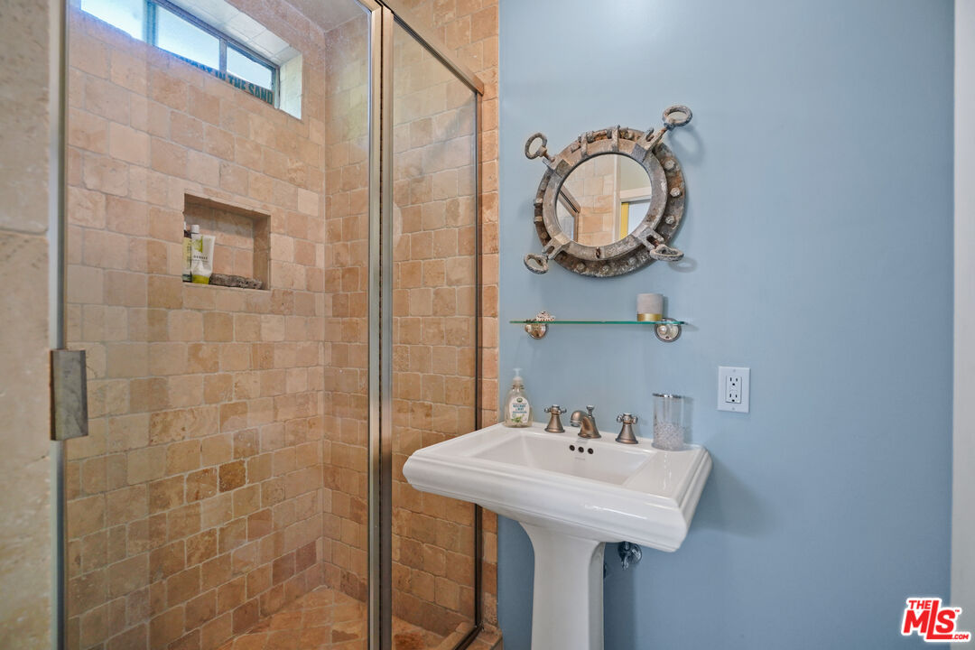 6712 Portshead Rd Unit: Cottage