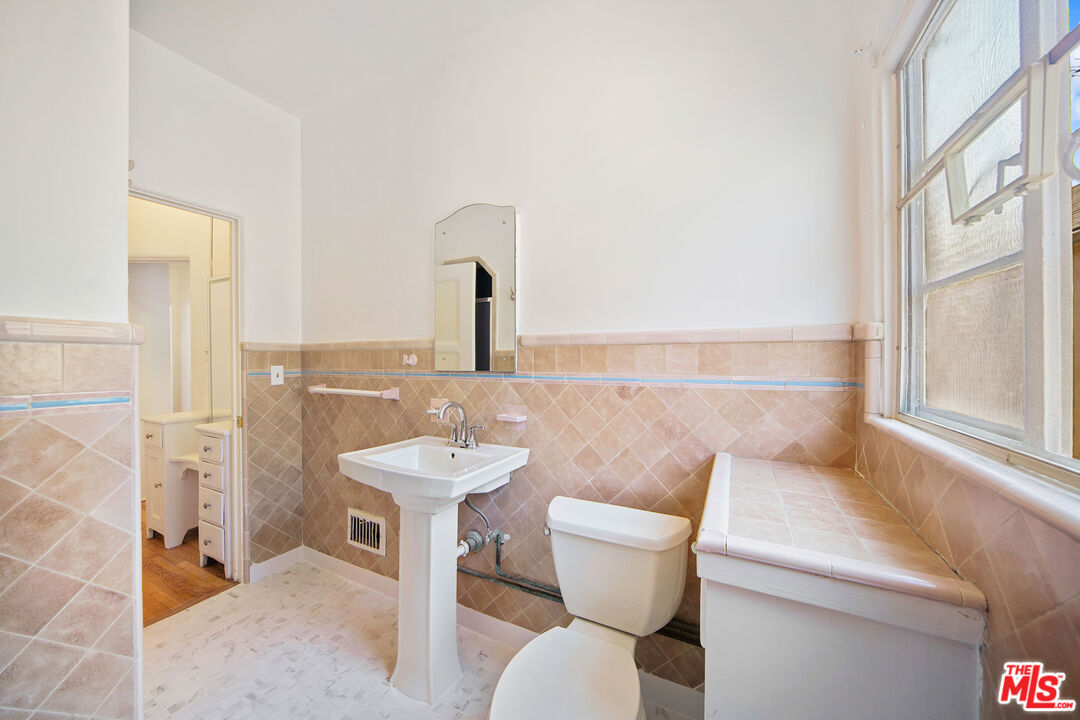 5904 W 2nd Street Unit: C