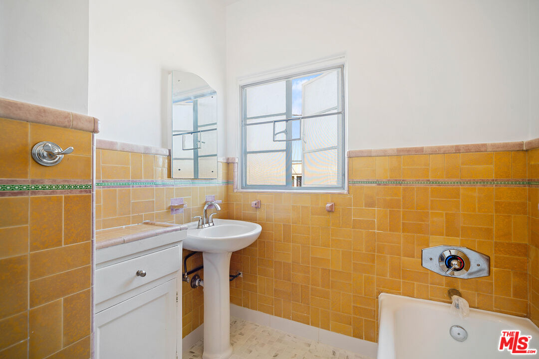 5904 W 2nd Street Unit: D