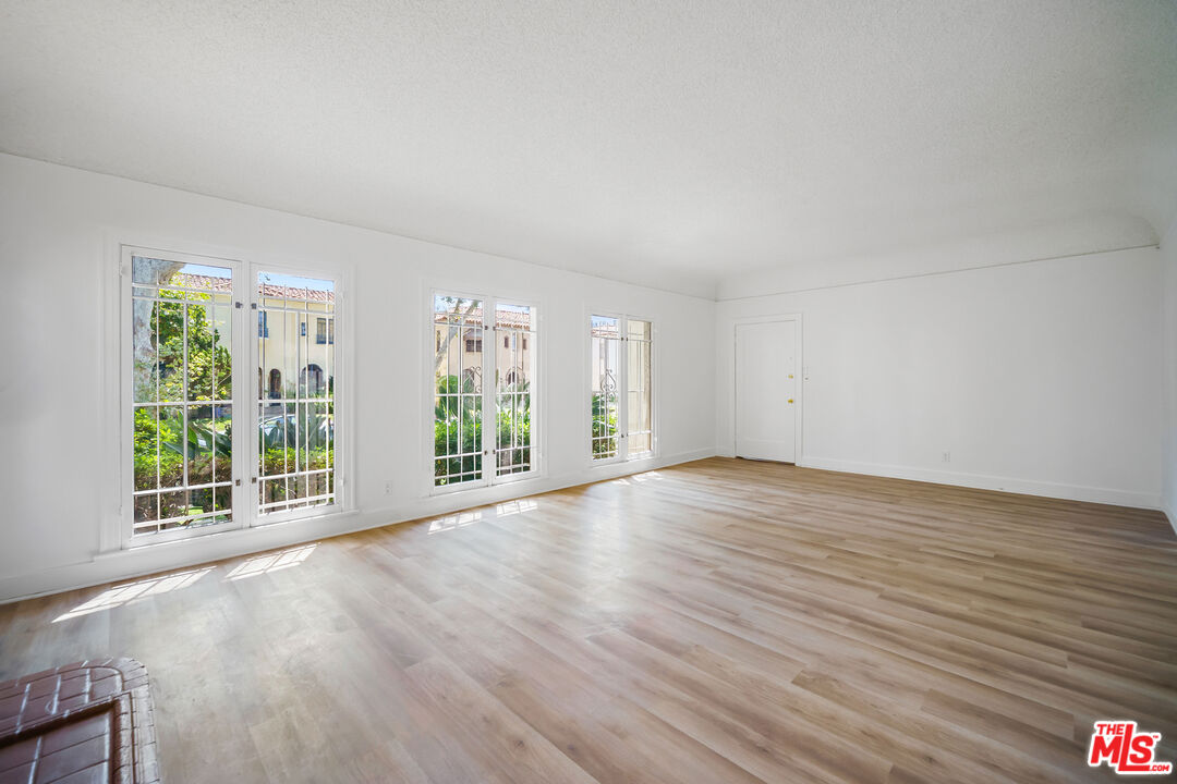 133 S Sycamore Ave Unit: 133