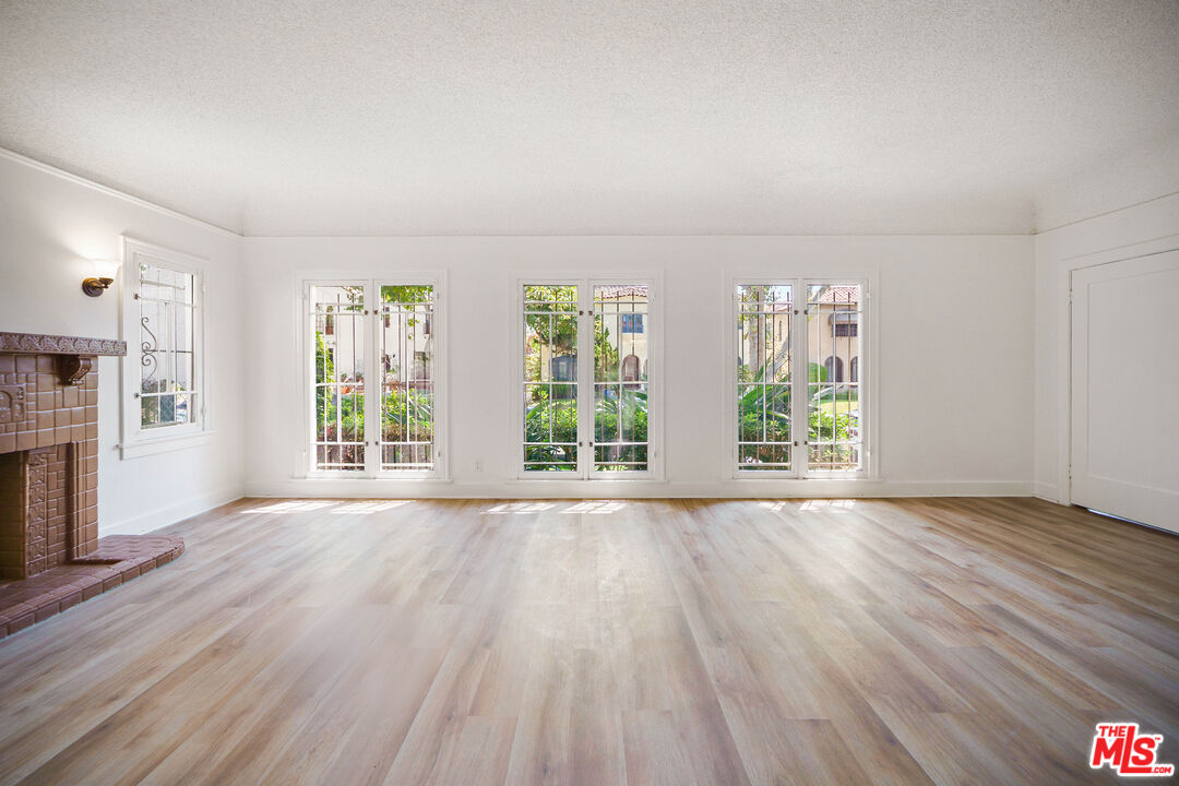 133 S Sycamore Ave Unit: 133