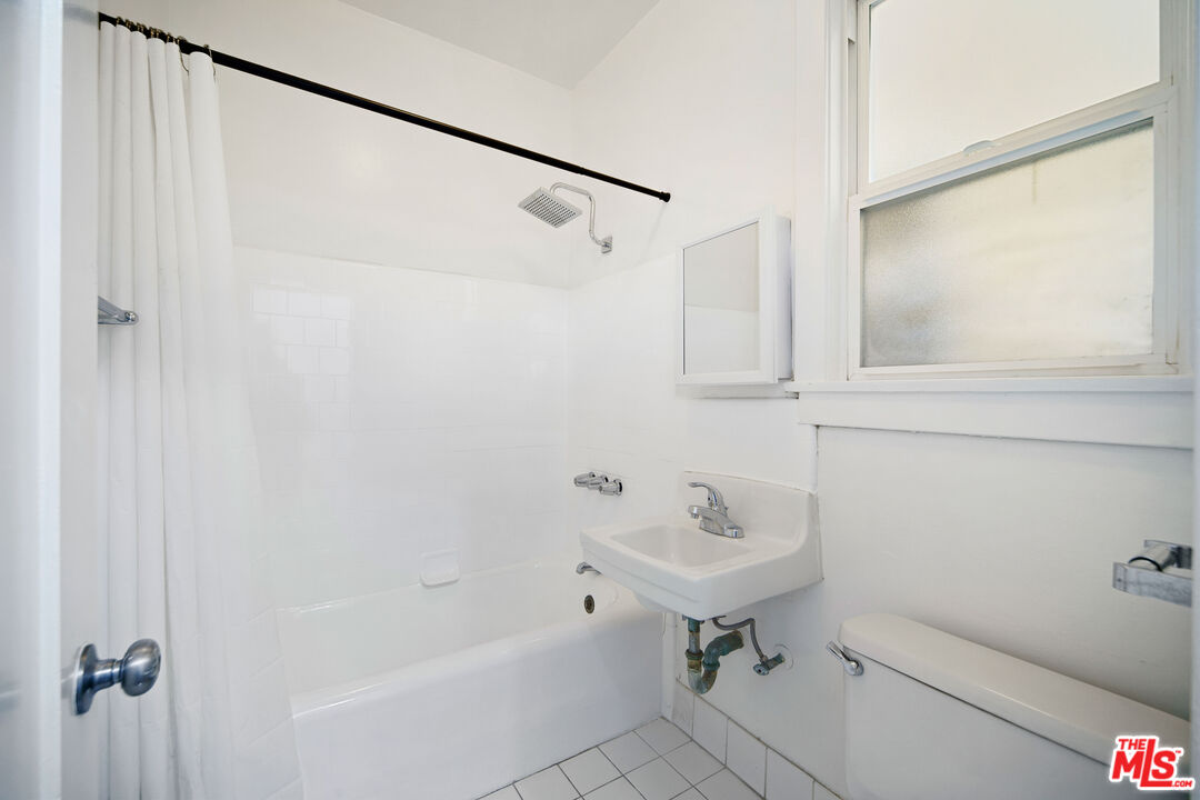 133 S Sycamore Ave Unit: 133