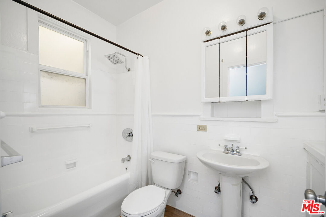 133 S Sycamore Ave Unit: 133