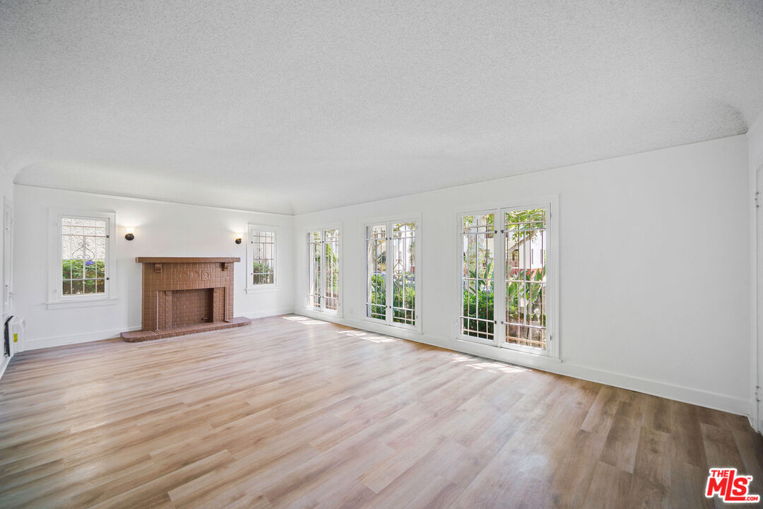 133 S Sycamore Ave Unit: 133