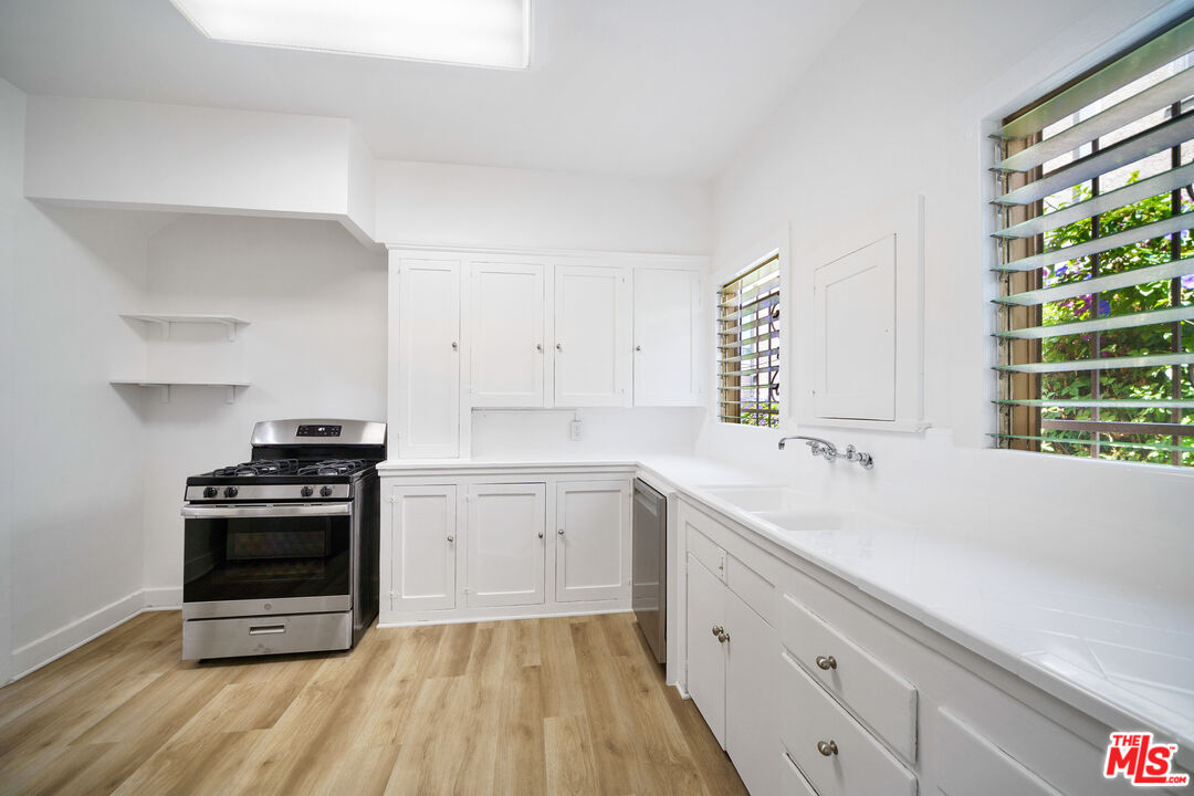 133 S Sycamore Ave Unit: 133