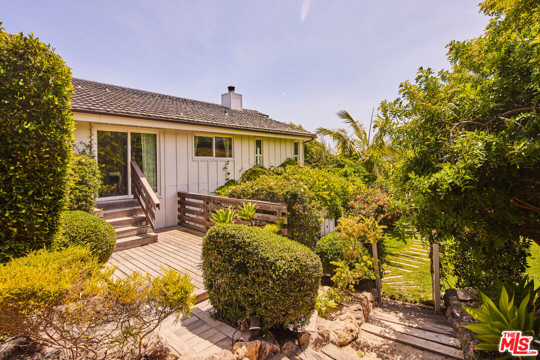 6363 Zumirez Dr