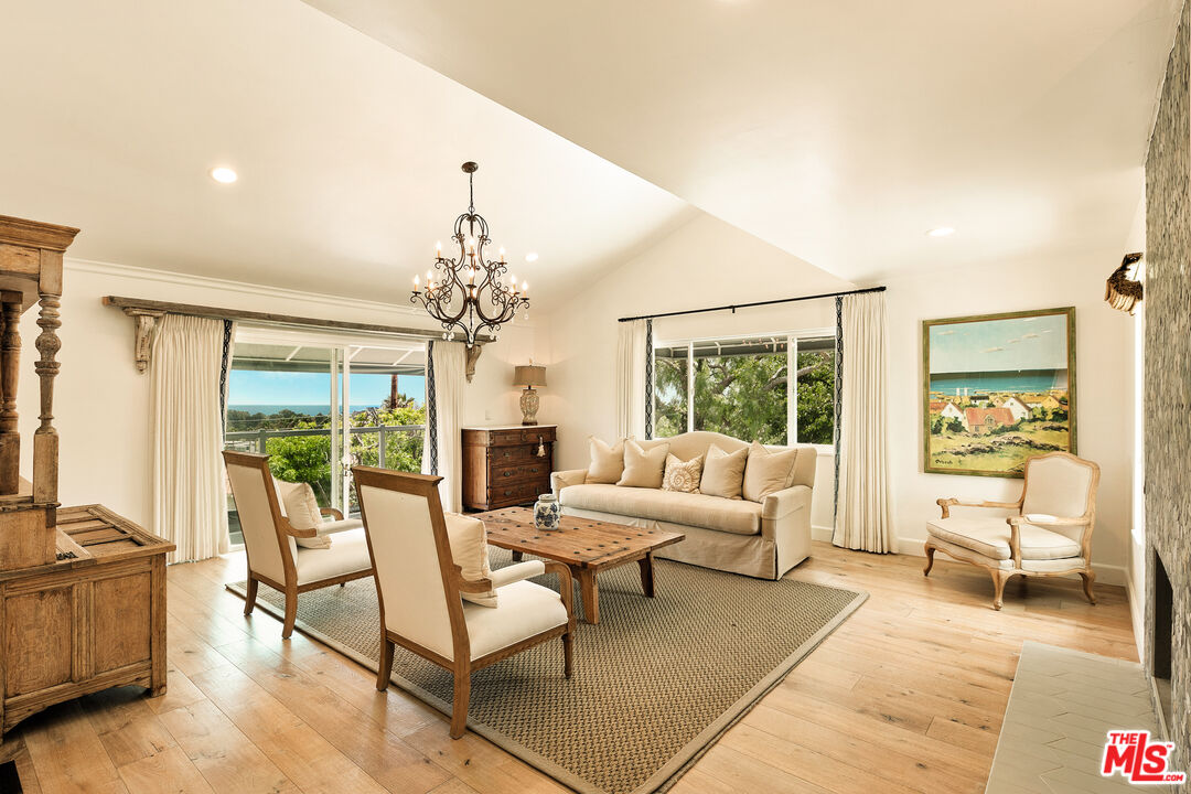 6363 Zumirez Dr