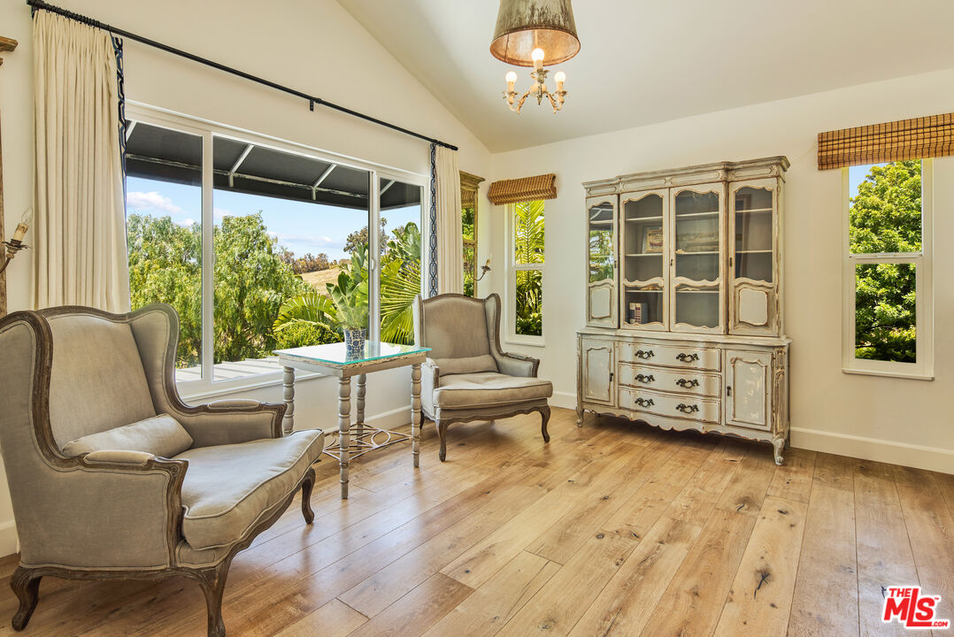 6363 Zumirez Dr
