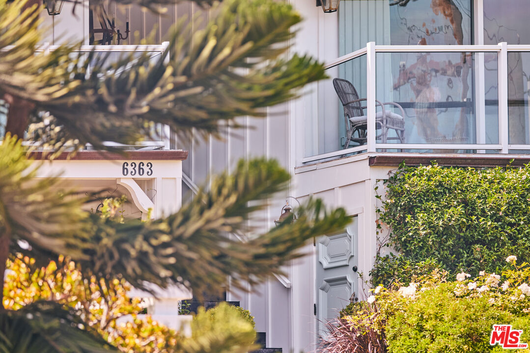 6363 Zumirez Dr