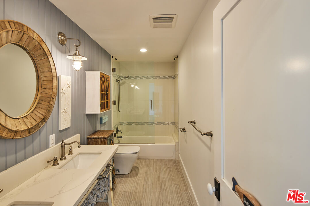 6363 Zumirez Dr