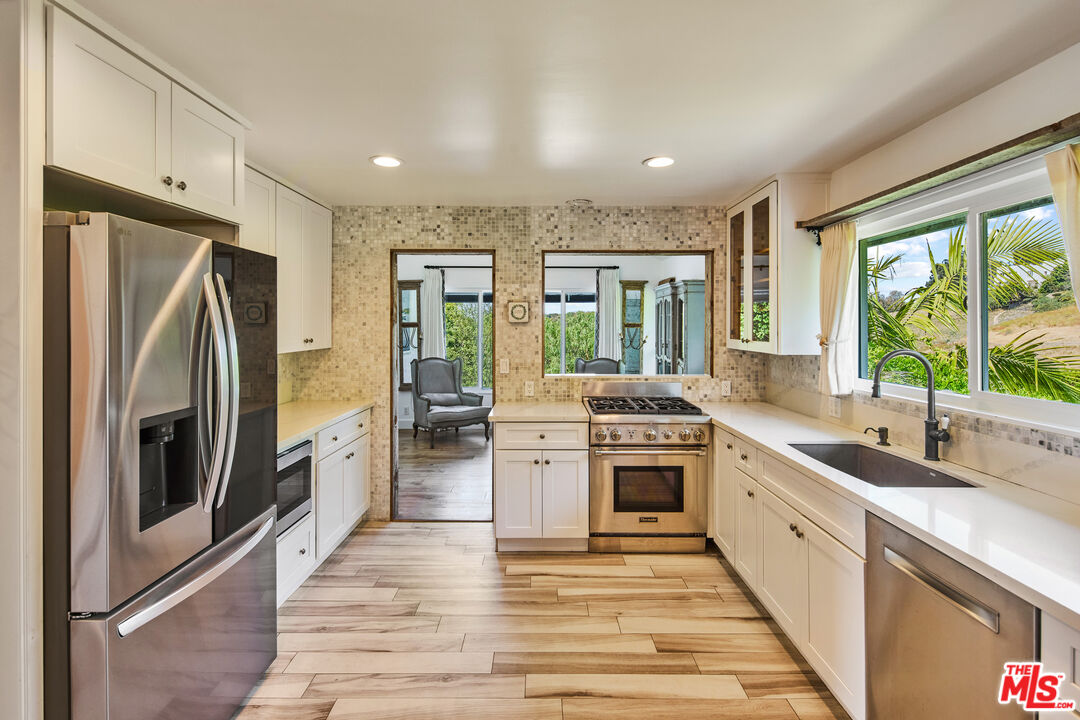 6363 Zumirez Dr