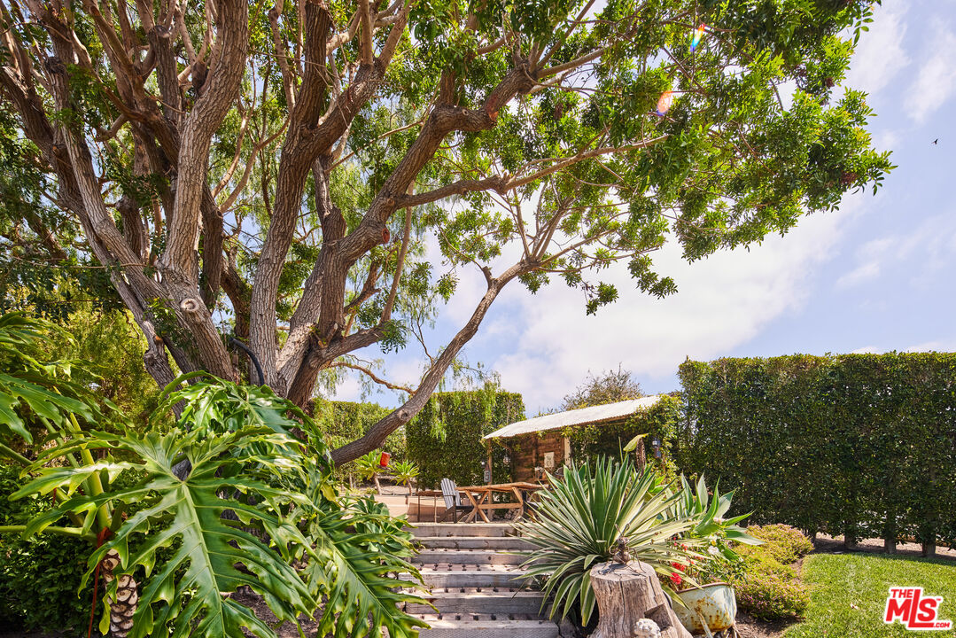 6363 Zumirez Dr