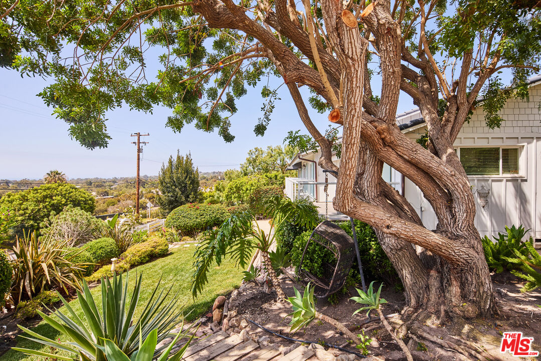6363 Zumirez Dr